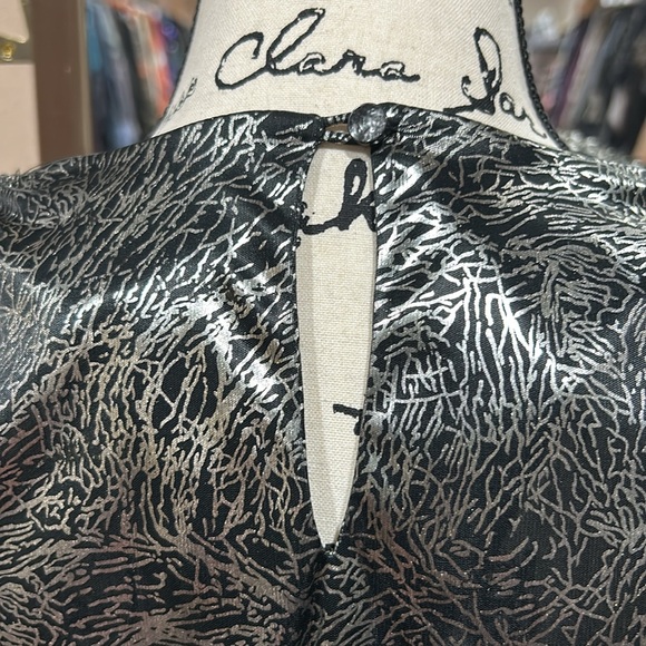 80's Ship 'n Shore Silver
Lamé Top size 8 vintage - Picture 7 of 9